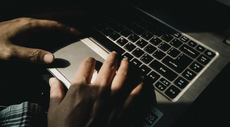 Παρίστανε τον Παύλο Γλύξμπουργκ για να πάρει χρήματα από ηλικιωμένους - Τι καταγγέλλει 74χρονος