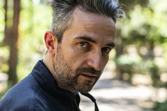 Άρης Σερβετάλης: Απαντά μετά τις δηλώσεις του για τους δημοσιογράφους που προκάλεσαν σάλο