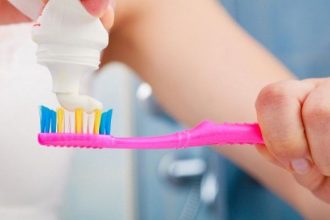 Άφθονοι οι ιοί στην οδοντόβουρτσα και την κεφαλή του ντους