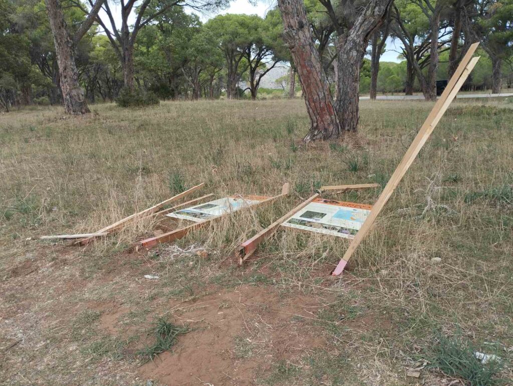 Κατέστρεψαν ενημερωτικές πινακίδες στο Εθνικό Πάρκο Υγροτόπων Κοτυχίου - Στροφυλιάς (ΦΩΤΟ)