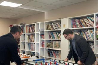 Χαρίτσης – Ηλιόπουλος παίζουν ποδοσφαιράκι και η Αχτσιόγλου τους τραβάει φωτογραφία