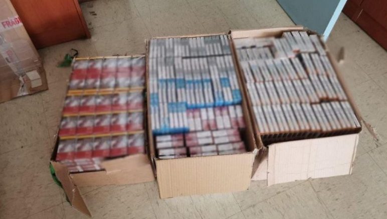 Πάτρα: Χιλιάδες πακέτα με λαθραία τσιγάρα "τσάκωσαν" οι αστυνομικοί - Η έρευνα σε αποθήκη