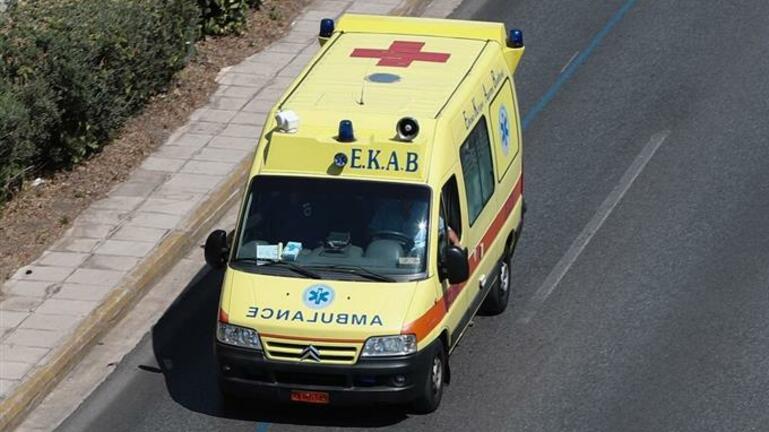 Πάτρα: Συγκρούστηκε με ασθενοφόρο και ακολούθησε χαμός-Επιτέθηκε έξαλλος στο αυτοκίνητο και στη συνέχεια εξαφανίστηκε