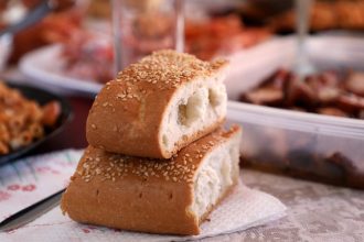 Συνταγή για τραγανή λαγάνα – Γιατί την τρώμε την Καθαρά Δευτέρα