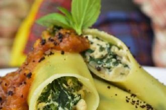 Vegan κανελόνια με ρικότα από τόφου, σπανάκι και σάλτσα ντομάτας