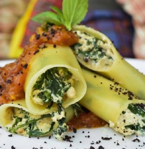 Vegan κανελόνια με ρικότα από τόφου, σπανάκι και σάλτσα ντομάτας