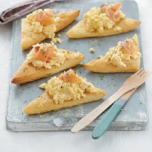 Scrambled eggs με σολομό πάνω σε τρίγωνα πιτάκια