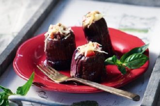 Μελιτζάνες γεμιστές με κιμά και σάλτσα ντομάτας