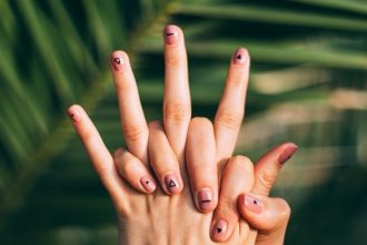 Τέλεια νύχια το καλοκαίρι: Τρία βήματα για επαγγελματικό αποτέλεσμα στο σπίτι