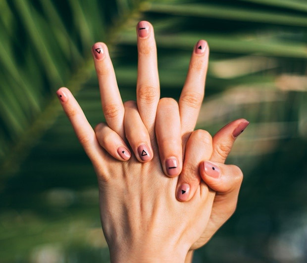 Τέλεια νύχια το καλοκαίρι: Τρία βήματα για επαγγελματικό αποτέλεσμα στο σπίτι