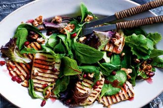 Δροσιστική σαλάτα με μαρούλι και χαλούμι