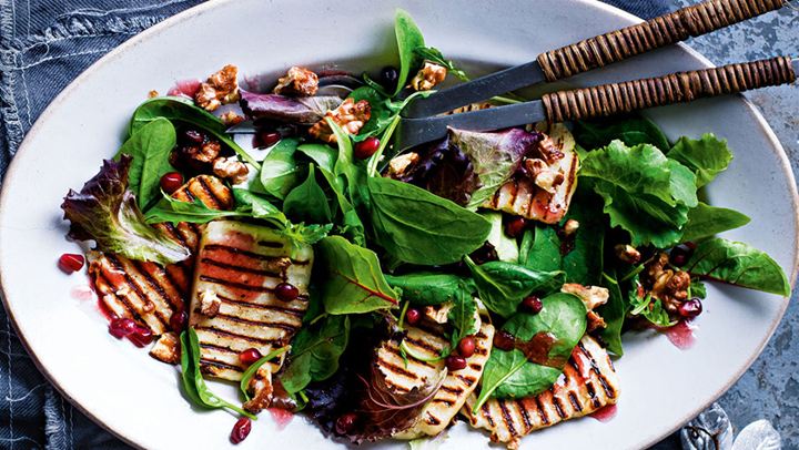 Δροσιστική σαλάτα με μαρούλι και χαλούμι