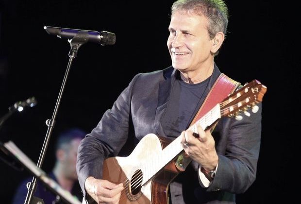 Έρχεται ο Νταλάρας στην Πάτρα για τη συναυλία και το βιβλίο του