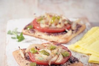 Πιτσάκια με πατέ ελιάς, ντομάτα, πιπεριά και κρεμμύδι