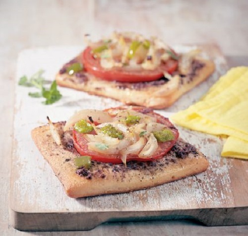 Πιτσάκια με πατέ ελιάς, ντομάτα, πιπεριά και κρεμμύδι
