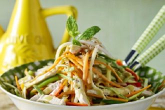 Κοτοσαλάτα με στικς λαχανικών