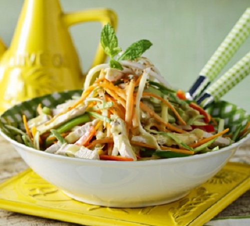 Κοτοσαλάτα με στικς λαχανικών