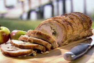 Χοιρινό ρολό γεμιστό με μήλο και κρεμμύδι