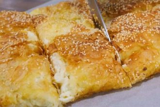 Σουφλεδένια τυρόπιτα, έτοιμη σε 10 λεπτά