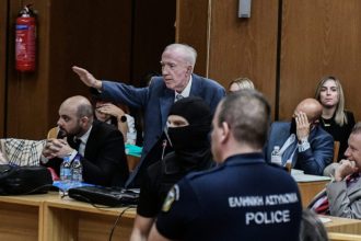 Δίκη Χρυσής Αυγής: Παρέμβαση ΔΣΑ για το ναζιστικό χαιρετισμό μέσα στο δικαστήριο