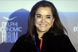 «Έλιωσε» η Ντόρα Μπακογιάννη με το δώρο του εγγονού της