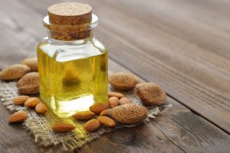 Σπιτική μάσκα για τα άκρα με αμυγδαλέλαιο