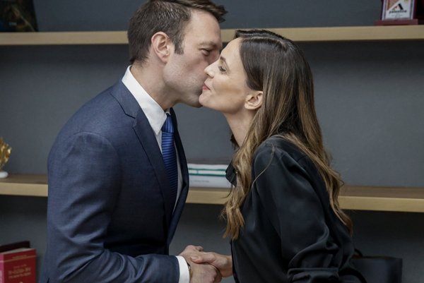 Θερμό φιλί πριν την "καυτή" συνεδρίαση