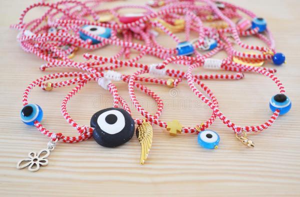 Εσείς φοράτε μαρτάκι στο χέρι;