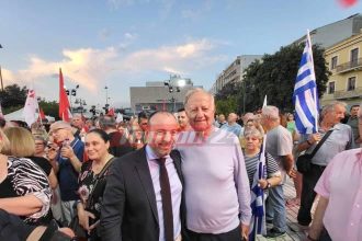 Ο πατέρας Κασσελάκης με τον Θέμη Μπάκα