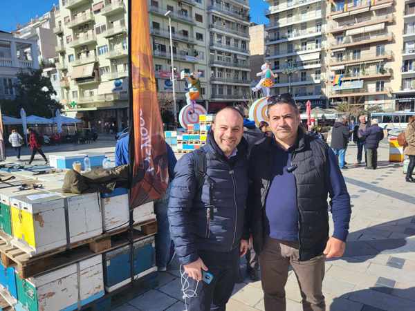 Συμπαράσταση στους μελισσοκόμους από τον Θέμη Μπάκα