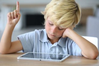 Τα παιδιά που μεγαλώνουν με tablet παρουσιάζουν μεγάλες διαφορές στη συμπεριφορά τους σε σχέση με τα άλλα