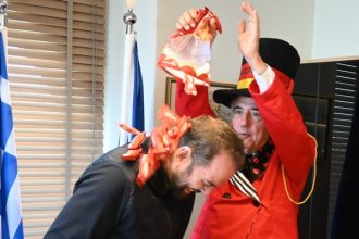 Οι Σοκολατορίχτες ...επιτέθηκαν στον Περιφερειάρχη Νεκτάριο Φαρμάκη