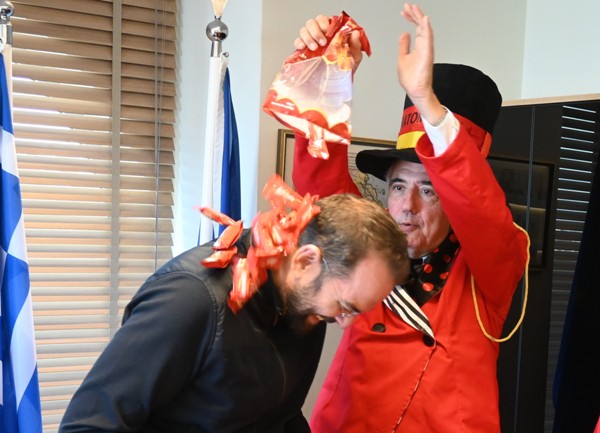 Οι Σοκολατορίχτες ...επιτέθηκαν στον Περιφερειάρχη Νεκτάριο Φαρμάκη