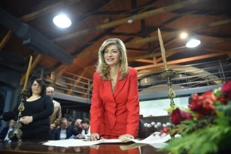 Βίβιαν Σαμούρη: Μια υπογραφή και μια δέσμευση