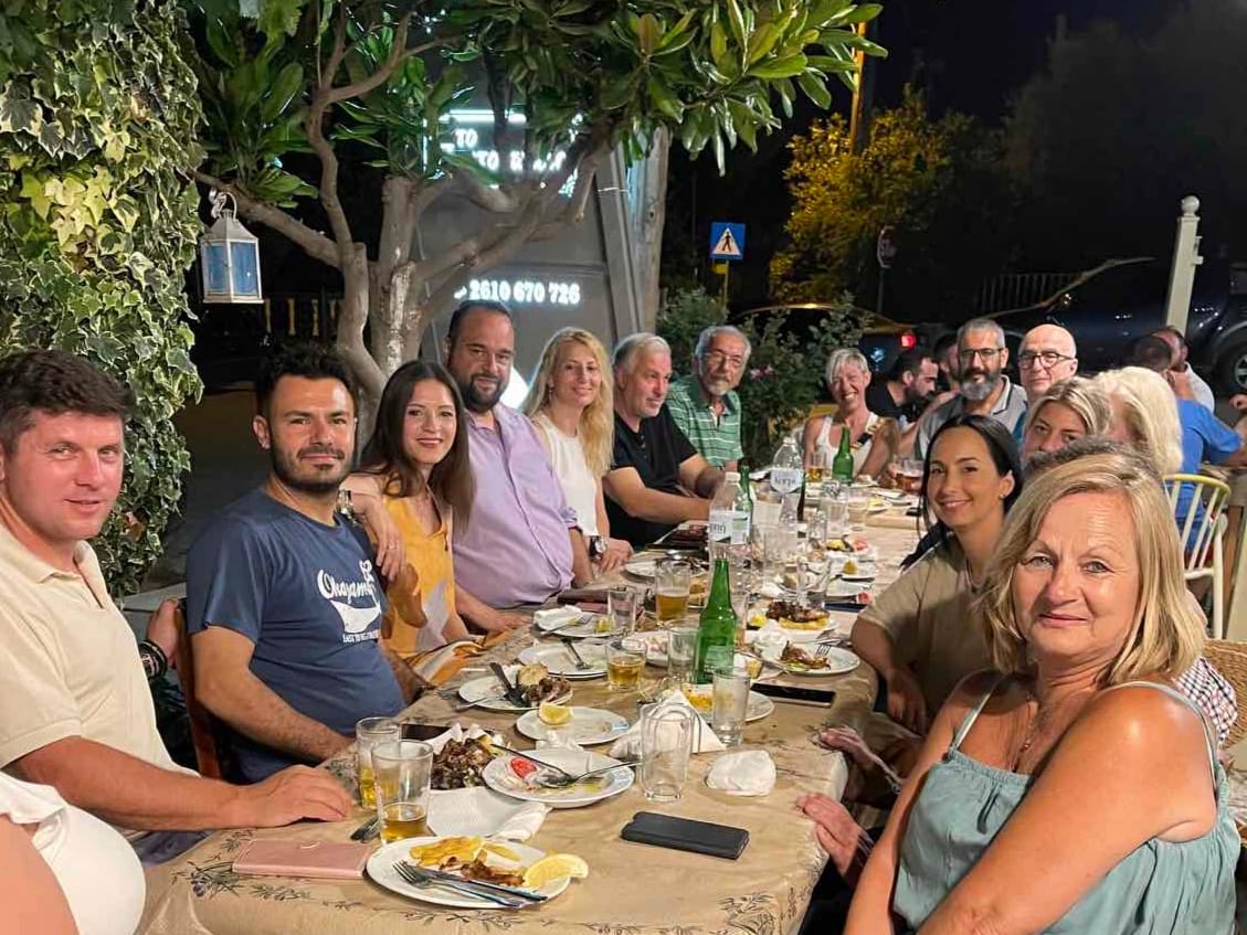 Ο Βασίλης Αϊβαλής κοντά στους κατοίκους των Καμινίων