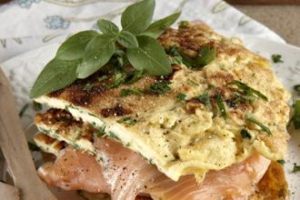 Ομελέτα με μυρωδικά και καπνιστό σολομό