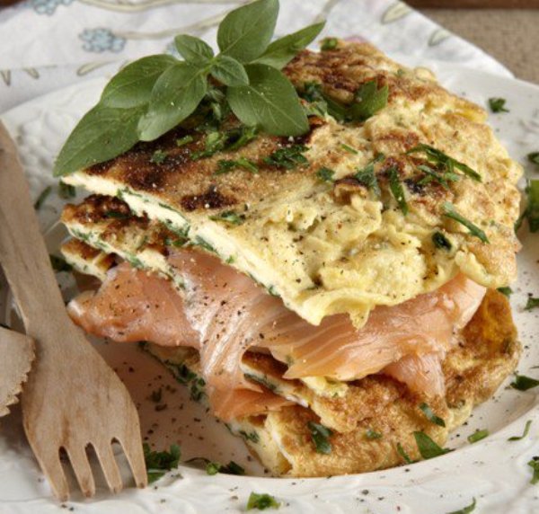 Ομελέτα με μυρωδικά και καπνιστό σολομό