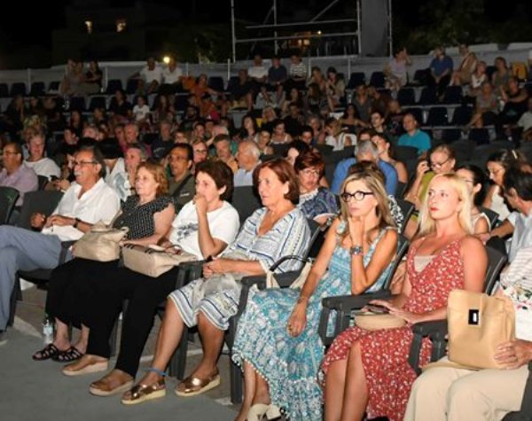 Η Βίβιαν Σαμούρη απόλαυσε παράσταση του "Άρματος Θέσπιδος"