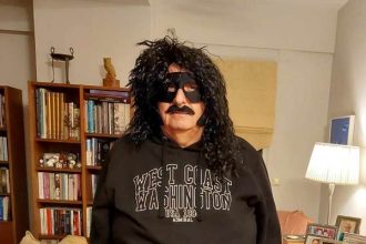 Μπορείτε να βρείτε ποιος είναι ο μασκοφορεμένος μυστακιοφόρος κύριος;