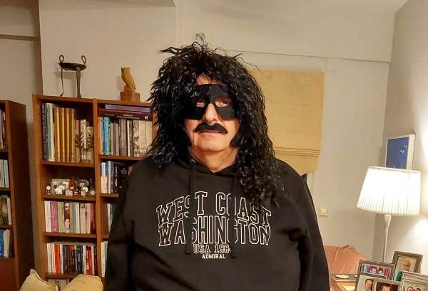 Μπορείτε να βρείτε ποιος είναι ο μασκοφορεμένος μυστακιοφόρος κύριος;