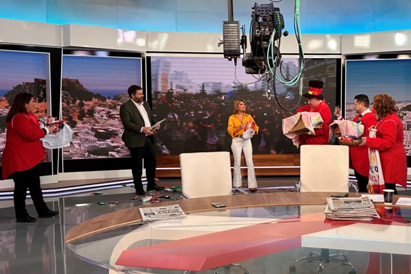"Εισβολή" των σοκολατοριχτών στο στούντιο της ΕΡΤ