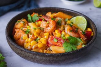 Πικάντικη μακαρονάδα με καλαμπόκι, γαρίδες και κρέμα καρύδας