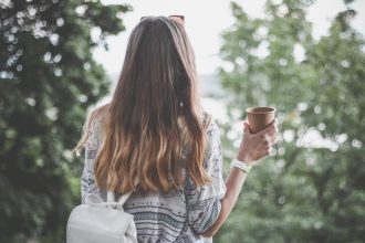 Μαλλιά: Το μεγάλο λάθος που κάνετε και προκαλείτε ψαλίδα