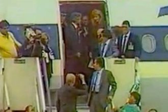 Πήρε "φωτιά" το διαδίκτυο από τα τρολ του ερωτιάρη αεροπειρατή!