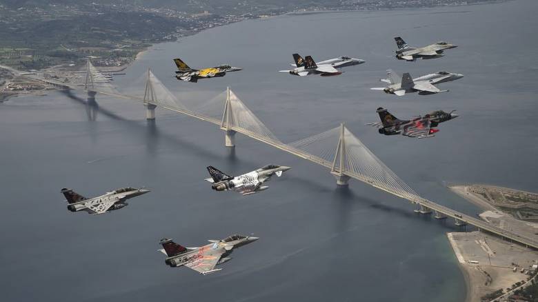 Ομάδα αεροπορικών επιδείξεων θα πετάξει πάνω από την Πάτρα σήμερα το μεσημέρι