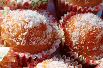 Αφράτα αλάδωτα κεκάκια καρύδας