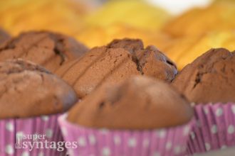 Αφράτα κεκάκια με γεύση αμύγδαλου και πικρής σοκολάτας