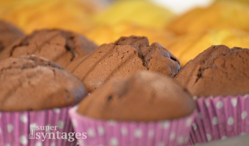 Αφράτα κεκάκια με γεύση αμύγδαλου και πικρής σοκολάτας