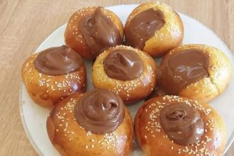 Αφράτα ψωμάκια γεμιστά με πραλίνα