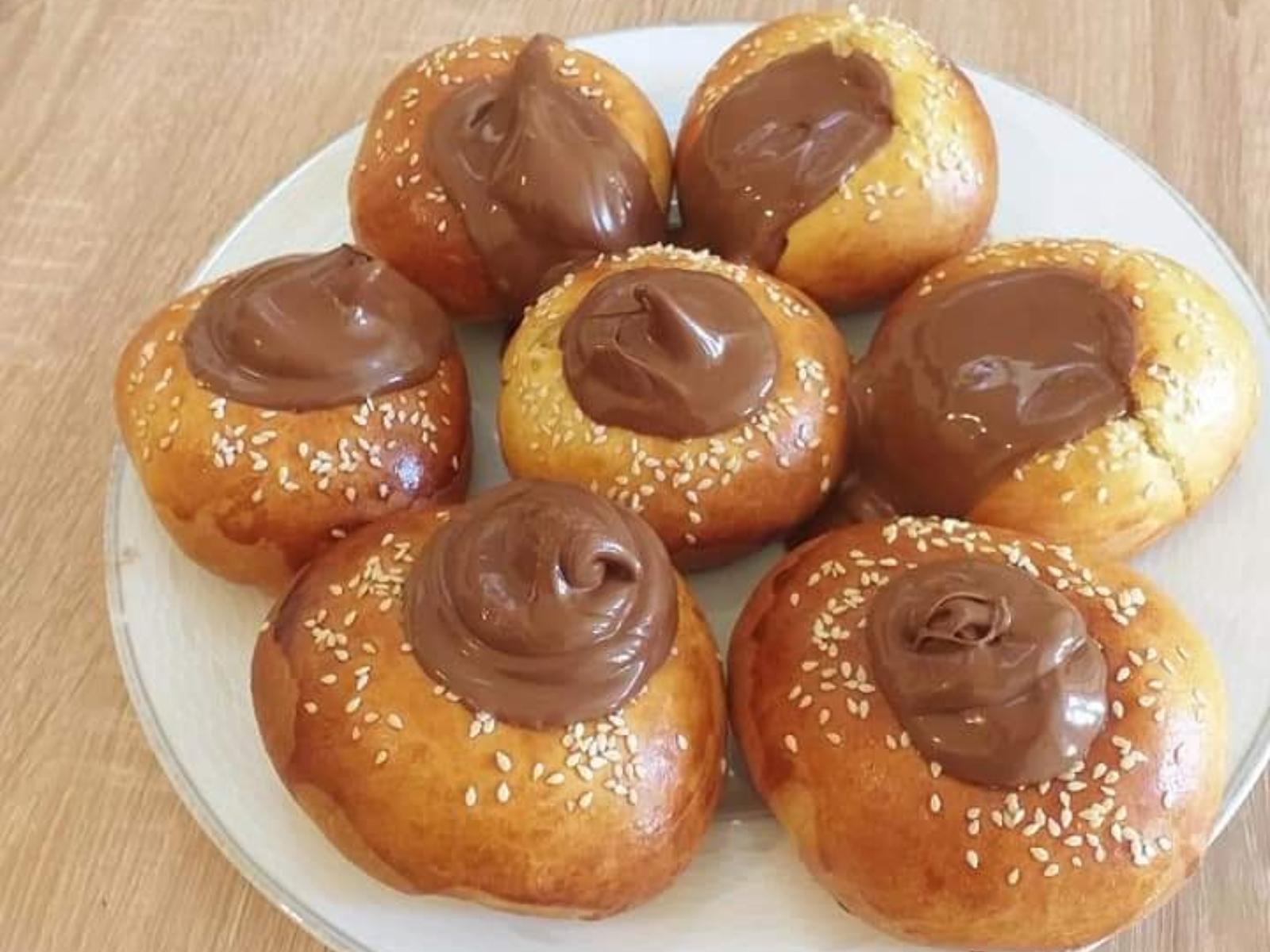 Αφράτα ψωμάκια γεμιστά με πραλίνα